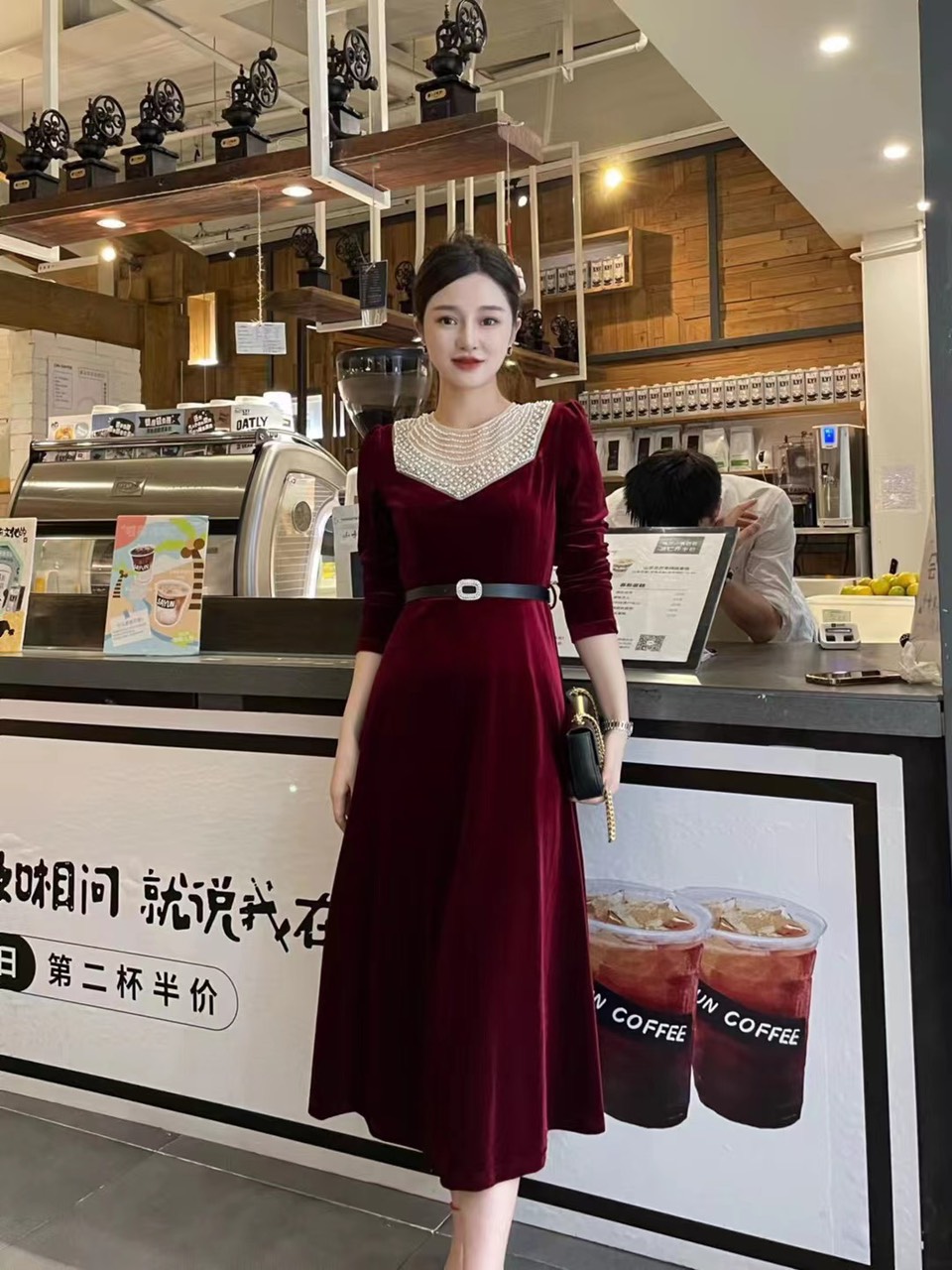 ĐẦM NHUNG CỔ HẠT KÈM NỊT D44